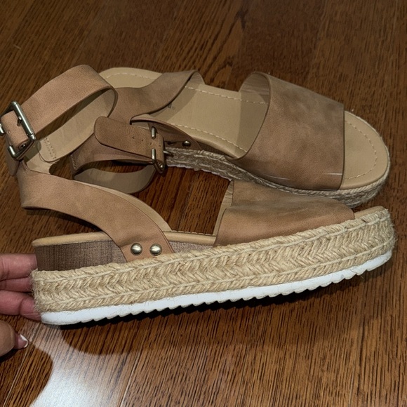 Wedge Sandal - Picture 1 of 4